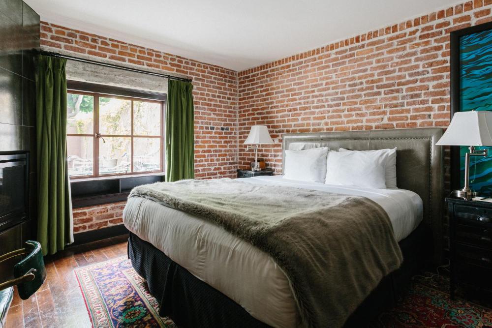 Standard Queen Room interior